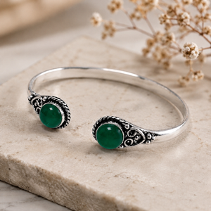 สร้อยข้อมือแบบเปิดสำหรับทุกเพศ Nature's Symphony Green Onyx Classic Bezel Set ชุบเงิน/ทอง ทำจากทองเหลือง เหมาะสำหรับเป็นของขวัญ - Product Image 3