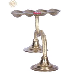 Aarti Diya en laiton de 9 pouces fait à la main avec quatre mèches petit accessoire ethnique fabriqué en Inde - Product Image 4