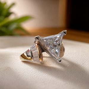 Bague de fiançailles en diamant taille trillion plaqué or jaune 18 carats avec bande en moissanite pour cadeau d'anniversaire de mariage - Product Image 4