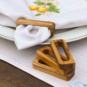 Anneau de serviette en bois artisanal jubilant, ajoutant une touche festive aux tables de célébration et aux occasions spéciales - Product Image 1