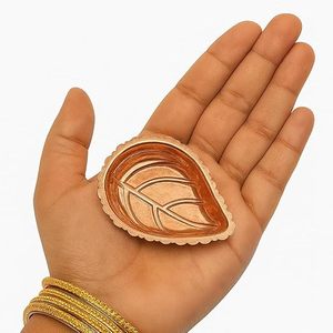 Diya élégante en forme de feuille de cuivre pour la décoration de la maison, lampe à huile artisanale pour les festivals et le culte quotidien - Product Image 2