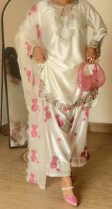 Haut en satin brodé lourd avec salwar Farshi à manches longues et dupatta en soie organza entièrement cousu, idéal pour les fêtes (NW3081) DC - Product Image 5