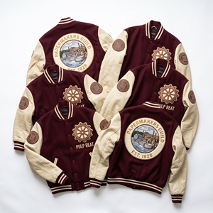 Blouson universitaire personnalisé OEM en laine avec manches en cuir, broderie de patch en forme de feuille cousu, style charbon de bois, pour les artisans de la profession. - Product Image 3