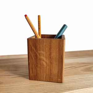 Porte-stylo personnalisé en bois de pin poli avec un motif naturel et un thème d'amour pour la décoration et les cadeaux de fêtes - Product Image 1