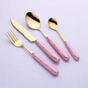 Juego de Cubiertos Metálicos Contemporáneos para Cocina y Comedor, Cuchara y Tenedor con Mango de Resina, Ideal para Servir y Presentar Alimentos de Forma Elegante - Product Image 1