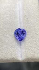 Pierre naturelle certifiée Tanzanite taille cœur, couleur et éclat excellents, Zoisite naturelle 1,70 carat, nette à la loupe - Product Image 6