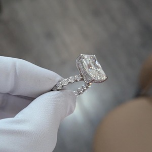 Anillo de Boda con Halo Oculto de Diamantes de Laboratorio con Corte Radiante de 8.00CT en Oro Amarillo de 14K, Certificado IGI, Claridad VVS, Diseño Minimalista - Product Image 4