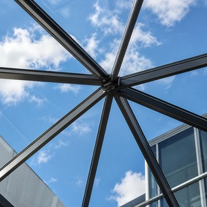 Tragaluz de Vidrio Geométrico Moderno con Marco de Aluminio Negro, Sistema de Iluminación Natural para Edificios Comerciales - Product Image 2