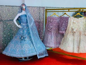 ชุดสูทแต่งงานเจ้าสาวในฝันของผู้หญิงที่สง่างามพร้อมตาข่ายหนา dupatta เพชร zarkan Stones ผลงานชิ้นเอกการออกแบบที่มีไหวพริบขนาดใหญ่สำหรับผู้ใหญ่ - Product Image 5