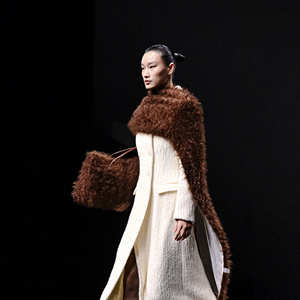 Nuevo Abrigo de Invierno ODM para Mujer, Modelo ELLA, Abrigo Cruzado con Bordado, Elegante Abrigo Largo de Invierno para Mujer de la Marca WhiteAnt - Product Image 2