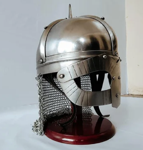 Casque en acier lisse avec une visière arrondie entièrement perforée avec un motif en grille de trous de ventilation circulaires et un aventail intégré - Product Image 2