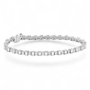 Pulsera de Oro de 14K de Estilo Moderno con Diamantes Baguette y Redondos Alternados - Product Image 1