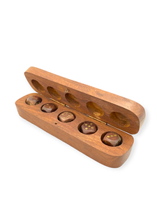 Caja de Dados de Madera Natural Rústica de 6 Pulgadas con Juego de 5 Dados de Madera, Soporte Duradero para Guardar Juegos de Mesa Clásicos para Fiestas - Product Image 1