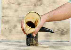 Authentique Corne à Boire Viking Bio avec Gravure et Support pour Bière/Vin/Mead/Élu - Cadeau d'Affaires Fait Main Style Artisanat d'Art - Product Image 4