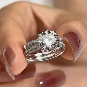 Anillo de Compromiso de Plata de Ley con Moissanita de Corte Redondo de 2.30 TCW, con Engaste de Puntas, Chapado en Oro Blanco de 14k - Product Image 2