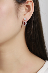 Pendientes Clásicos de Oro Blanco con Diamantes y Gema Roja de Corte Ovalado, Joyería de Boda para Mujer - Product Image 4