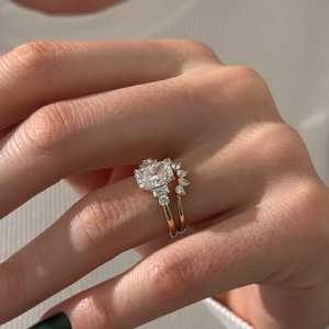 Bague de fiançailles à cinq pierres en diamant de laboratoire allongé de 2 carats et alliance de mariage incurvée en forme de poire, ensemble nuptial unique en or 14 carats - Product Image 6