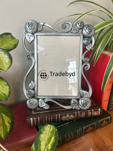 Marco de Fotos Metálico Premium Hecho a Mano para Decoración de Mesa por Tradebyd - Product Image 2