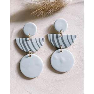 Boucles d'oreilles en résine de créateur faites à la main, finition de luxe, artisanat artistique, style moderne, accessoires de mode durables en cristal - Product Image 1