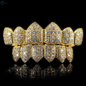Grillz en or jaune 14 carats entièrement sertis de diamants de laboratoire VVS1, ensemble haut et bas pour hommes - Product Image 1