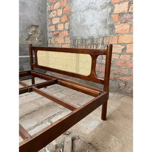 Lit king size moderne de style mid-century en bois d'acacia massif avec tête de lit en rotin – finition rotin tressé - Product Image 2