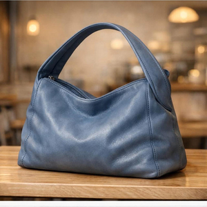 Bolso o cartera de cuero marrón con cierre metálico, similar a los estilos ofrecidos por marcas pakistaníes como Bag - Product Image 3