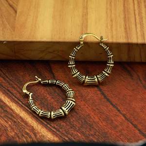 Boucles d'oreilles créoles dorées en bambou, marron poli, géométriques inversées, style Heggie, bijoux tribaux vintage pour femmes - Product Image 4