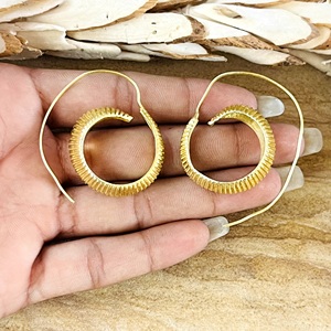 ต่างหูห่วงเกลียวดีไซน์โบโฮแบบไม่ซ้ำใคร ทำจากทองเหลืองชุบทอง 18K ลายชนเผ่า สำหรับผู้หญิง ขายส่งแบบ OEM ODM - Product Image 2
