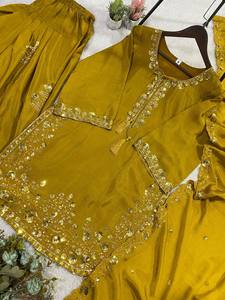 Conjunto de 3 piezas de traje Sharara de seda morada de moda para invierno, ideal para bodas indias y pakistaníes, con pantalones Gharara de Georgette y bordados de Zari dorado. - Product Image 3