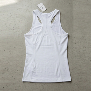เสื้อกล้ามผู้ชายสีขาวแบบเรเซอร์แบ็ค ยี่ห้อ Regal สีพื้น ผลิตจากโพลีเอสเตอร์ 100% แห้งเร็ว เหมาะสำหรับวิ่งและออกกำลังกาย - Product Image 2