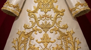 Vestimenta Mariana de Satén Blanco de Alta Calidad con Bordado de Hilo Dorado, Túnica Religiosa Hecha a Mano para Iglesia - Product Image 5