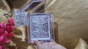 กรอบรูปพระลักษมีพระพิฆเนศชุบเงินอย่างสวยงาม สำหรับบูชาที่บ้าน สำนักงาน โต๊ะทำงาน และเป็นของขวัญในเทศกาล พร้อมฐานอะคริลิคคุณภาพพรีเมียม - Product Image 2