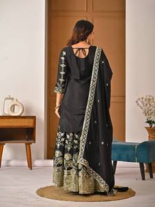 Conjunto de Vestido Tradicional Indio-Pakistaní de Seda Negra Bordada para Mujer con Dupatta para Bodas - Product Image 3