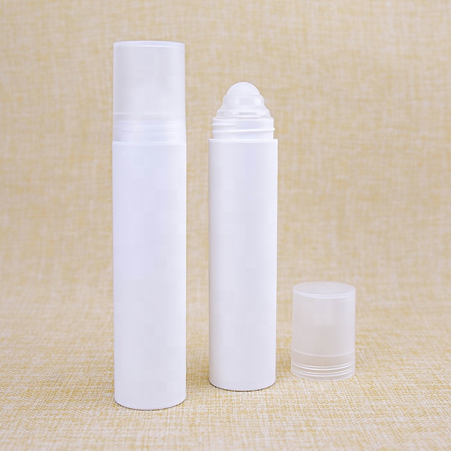 ขวดสีขาวพร้อมลูกบอลพลาสติก