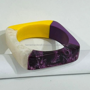 Bracelet manchette audacieux en résine, pièce artisanale unique, bijou d'art éco-responsable, modèle Ange - Product Image 4