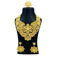 Parure de bijoux tendance et élégante pour femme : Collier long 18 pouces avec pendentif boîte à fleurs, boucles d'oreilles et bagues en laiton plaqué or 18 carats