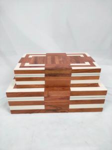 Très très cher, boîte en marbre antique avec incrustations complexes, boîtes en résine et bois faites à la main d'Inde en vente. - Product Image 5