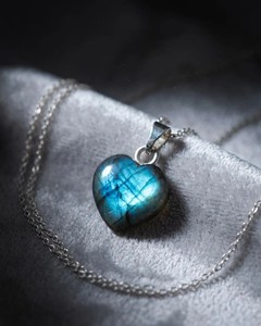 Collier pendentif cœur en labradorite, pierre précieuse à reflets bleus, bijoux minimalistes bohèmes de luxe faits à la main, cadeau pour femmes - Product Image 3
