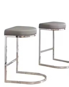 Taburete y silla de bar de cuero negro capitoné con patas cónicas, muy demandados, para uso en salas ejecutivas y bares. - Product Image 2