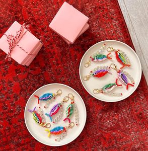 Breloques de poisson perlées avec nom, Porte-clés de poisson perlé, Porte-clés personnalisé pour demoiselle d'honneur, Breloques de poisson personnalisées en perles de rocaille, Na personnalisée - Product Image 4