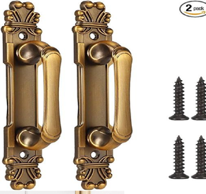 Paire de poignées rustiques dorées avec supports circulaires décoratifs sur une porte bleue, disponibles à prix de gros. - Product Image 3