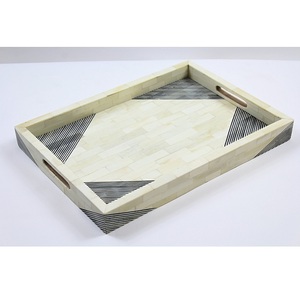 Plateau de service charmant en résine d'os, bois et émail, fait main, avec motifs complexes et poli à la main pour une utilisation décorative unique - Product Image 1
