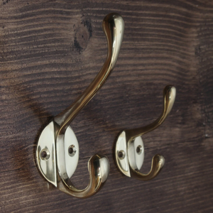 Gancho Doble de Pared de Metal con Acabado de Latón Antiguo, Gancho Decorativo Resistente para Abrigos, Gancho de Pared Vintage para Ropa y Bolsos - Product Image 3