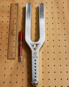 Diapason d'or MARS INTERNATIONAL avec design triangulaire et logo gravé pour une utilisation de précision. - Product Image 2