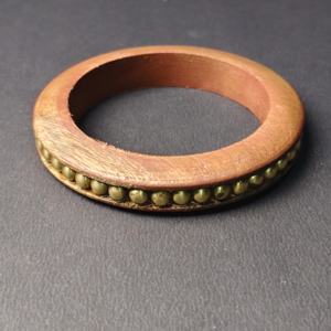 Bracelet en bois naturel fin fait main avec incrustation de perles discrètes - Bracelet en bois rustique simple - Accessoire à porter au quotidien - Product Image 3