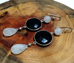 Pendientes de ónix negro natural y piedra lunar arcoíris: Pendientes colgantes de plata de ley 925 para niñas y mujeres - Product Image 5