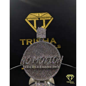 Colgante Redondo Personalizado de Alta Calidad con Nombre "NO MOTION", Diamantes Moissanite VVS, Plata de Ley 925, por Trisha Jewels - Product Image 1