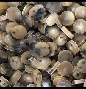 Botones de Cuerno de Búfalo de 2 Agujeros para Trajes de Hombre - Botones Redondos Pulidos en Varios Colores - Product Image 3