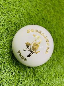Balle de cricket en cuir de vache KOOKABURRA TURF, 4 pièces - Product Image 1