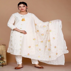Conjunto de Kurta de Boda Tradicional India/Pakistaní de Algodón Blanco Elegante para Mujer NIYANI, Bordado Floral Delicado, Dupatta Suave - Product Image 1